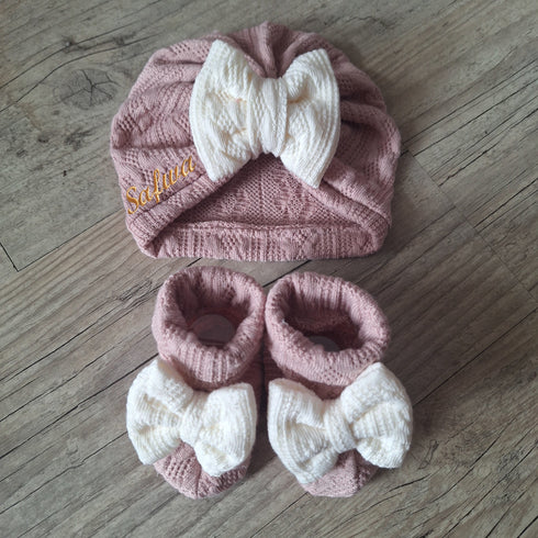 Ensemble Prénom Brodé en tissu maille de coton façon tricot jacquard Turban nœud + moufles + bandeau + chaussons assortis